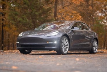 Sürücüsüz elektrikli tesla araba